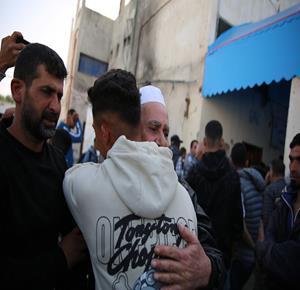 طواقم اللجنة الدولية للصليب الأحمر تنقل 15 معتقلاً فلسطينياً إلى مستشفى شهداء الأقصى في دير البلح وسط قطاع غزة، بعد الإفراج عنهم من سجون الاحتلال الإسرائيلي